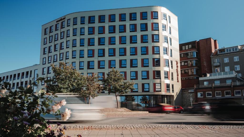 波多Smarthotel Bodø的一座高大的白色建筑,有建筑