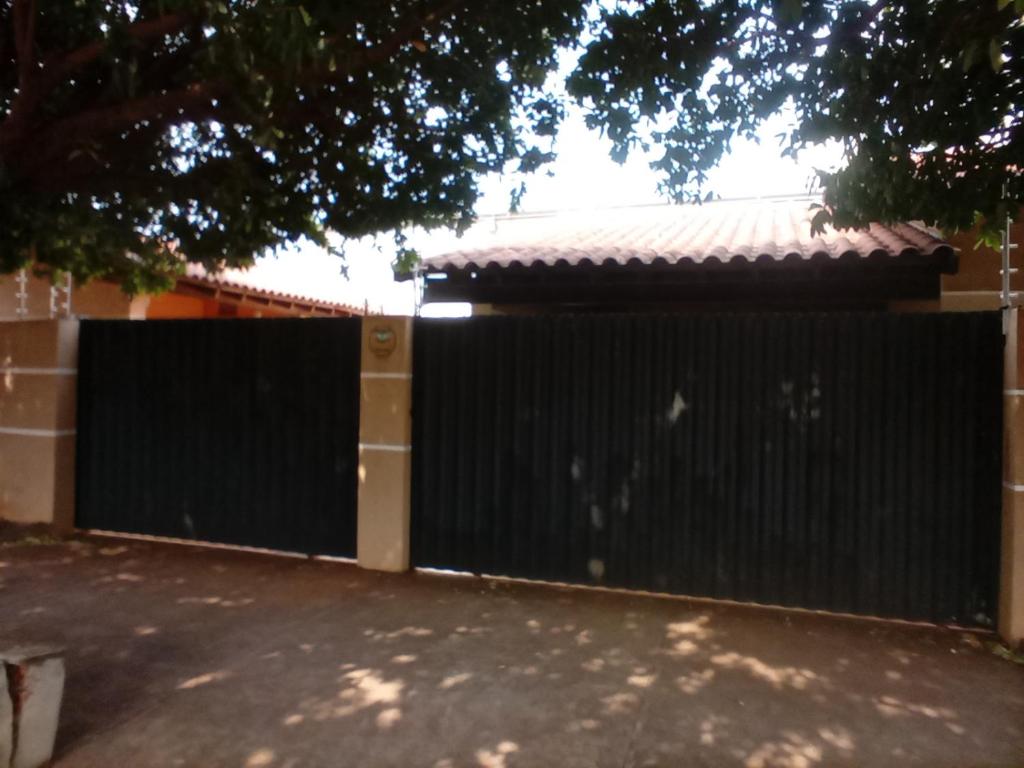 多拉杜斯RECANTO DO ALVORADA的房屋前的黑色围栏