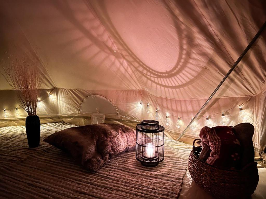 Lux Glamping, Lammas的一间卧室,配有带蜡烛的帐篷
