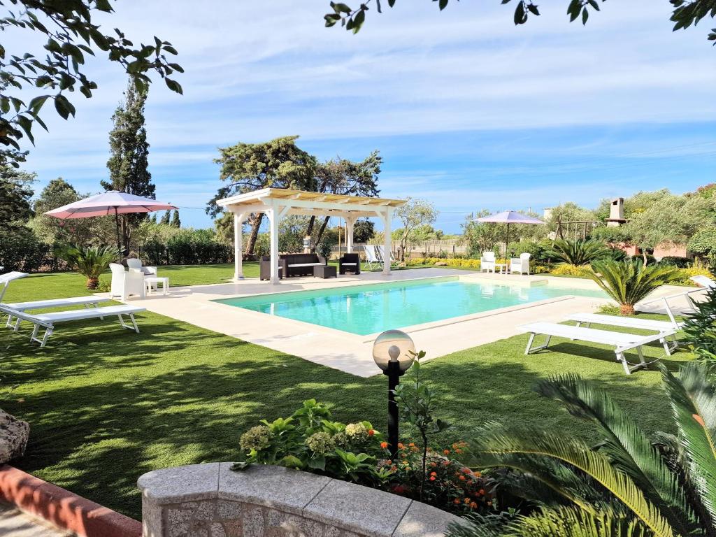 索尔索Antico Casolare Sorso-Tourist Rental的庭院内的游泳池,带凉亭