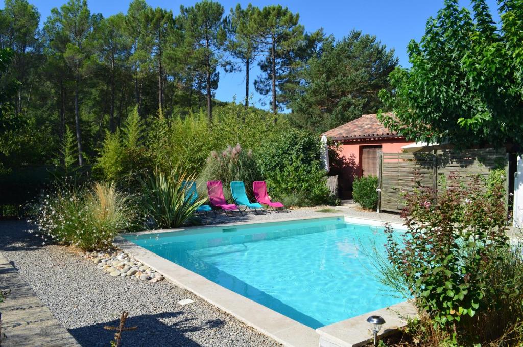 维勒克罗兹Gîte Les Esparrus的花园旁带躺椅的游泳池