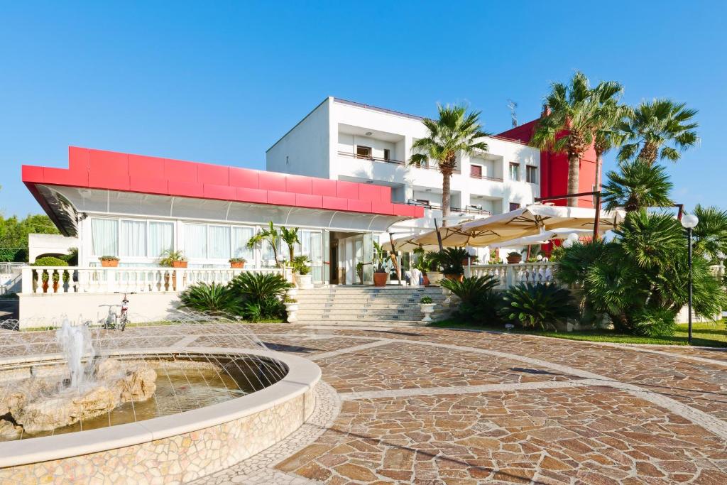 切萨雷奥港地中海酒店的一座建筑前面有喷泉