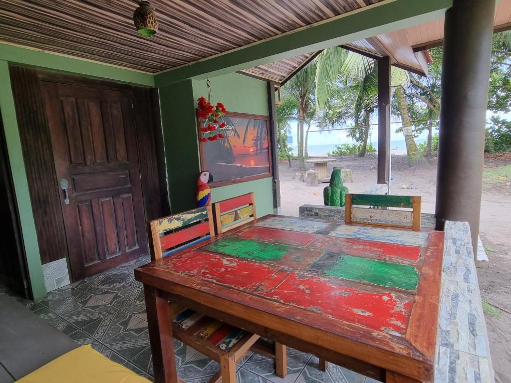 托尔图格罗Caribbean View House的一间带桌子和门的用餐室