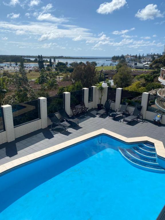 麦夸里港Citadel Suite的享有水景的庭院内的游泳池