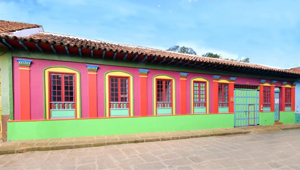 拉基拉Casona 1865的色彩鲜艳的红色和绿色建筑