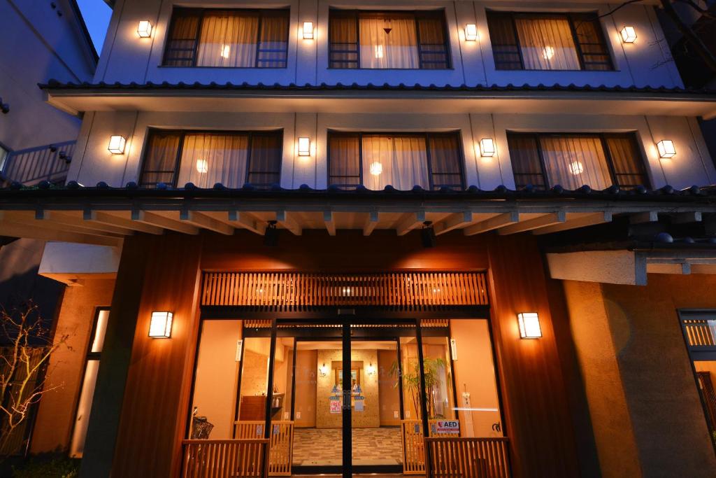 日光日光季之游酒店(Nikko Tokinoyuu)的前门在晚上亮起来的建筑