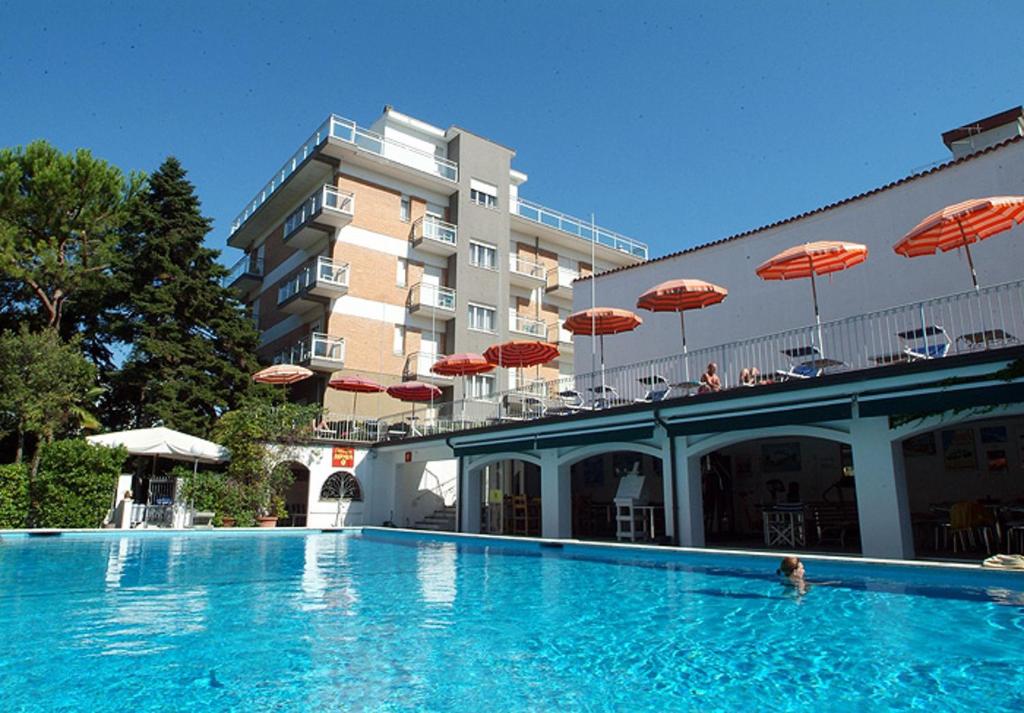 贝拉里亚-伊贾马里纳Hotel Nautic B&B的酒店前方的大型游泳池配有遮阳伞