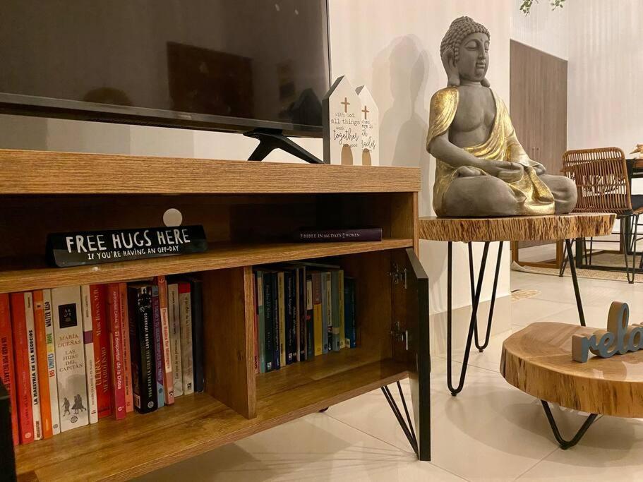 圣卡洛斯Charming Zen-style Beach apartment at Punta Caelo的坐在书架上的女人的雕像