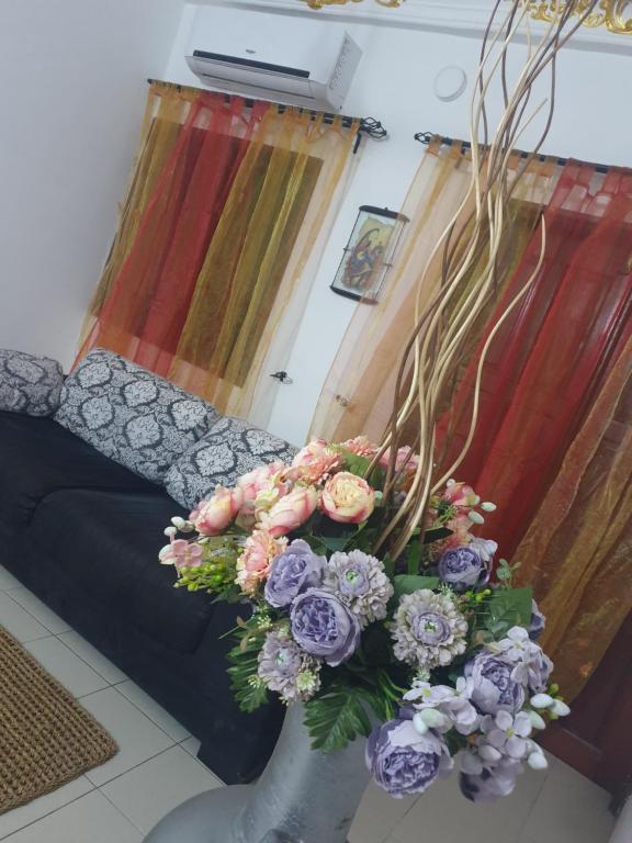 科托努Globe-trotter vision B的客厅配有沙发和一束鲜花