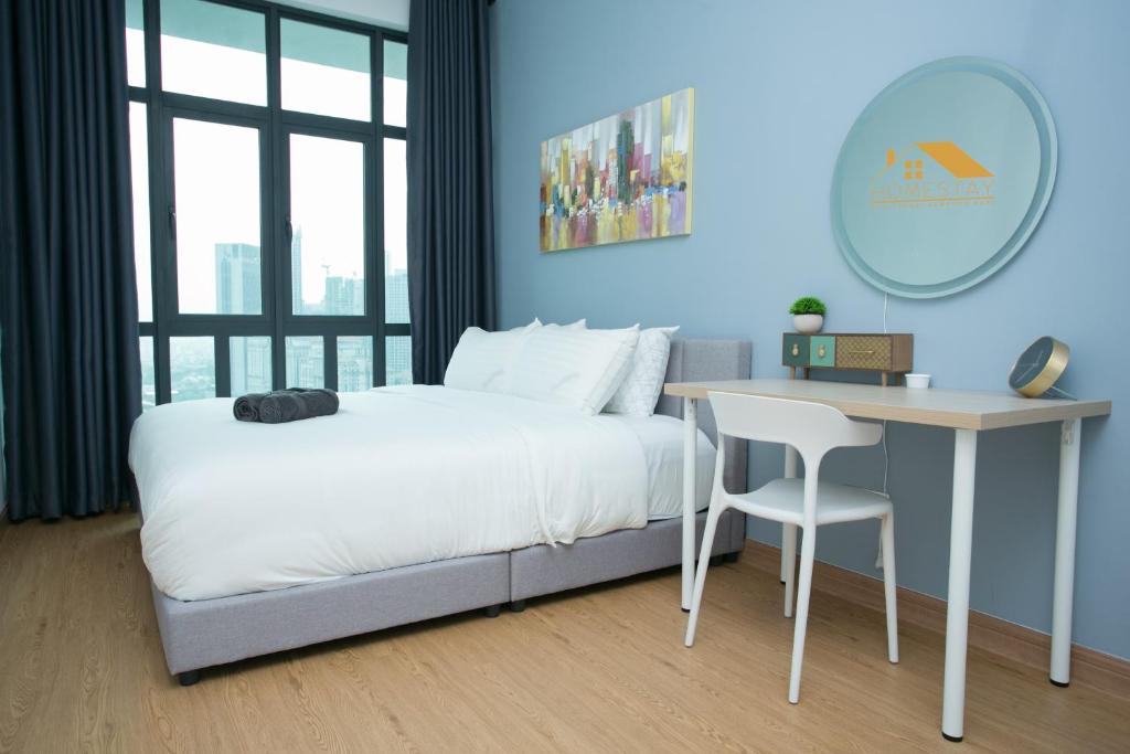 吉隆坡Legasi Kampung Baru by Twenty7的一间卧室配有一张床、一张桌子和一张桌子