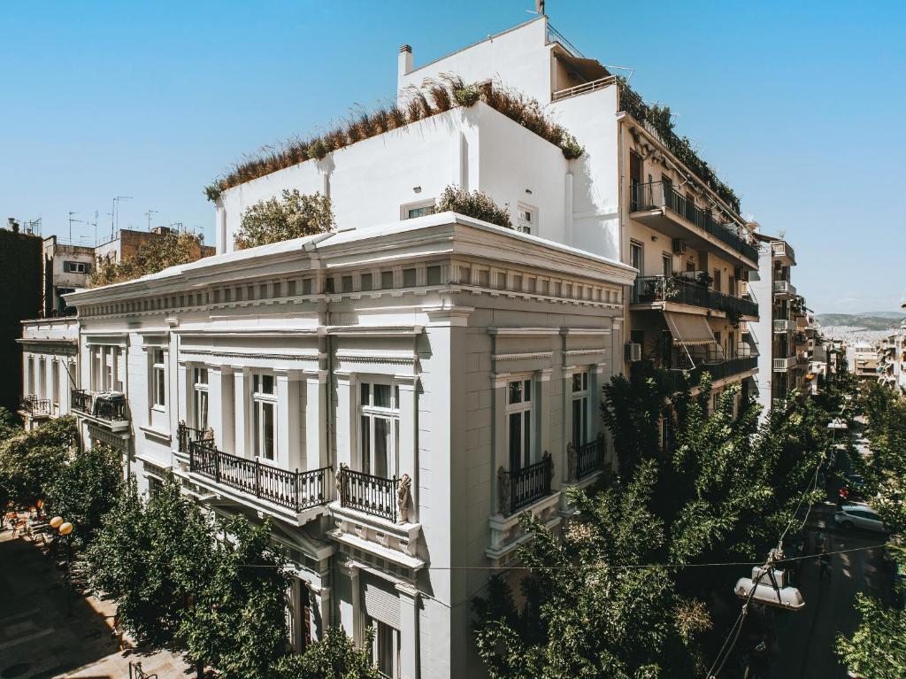 雅典Athens Flair的上面有植物的白色建筑