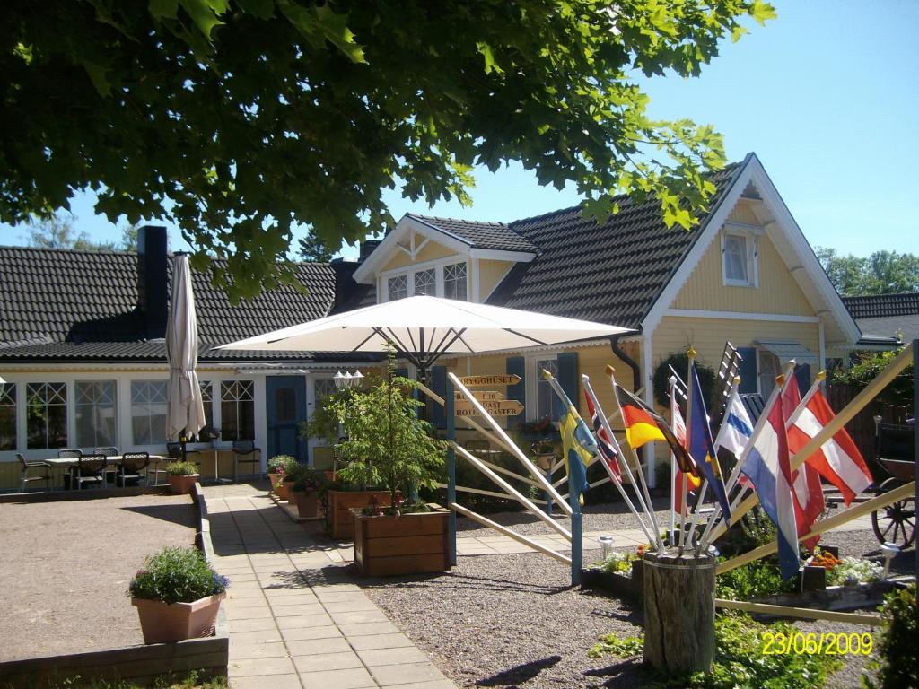 BredsatraDrei Jahreszeiten的前面有一大堆旗帜的房子