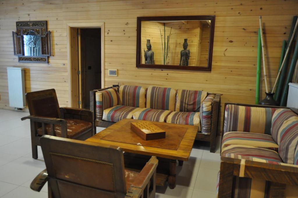 阿尔·阿尔兹Chalet de Charme, Cedars, Lebanon, Terrace Floor的客厅配有沙发和桌子