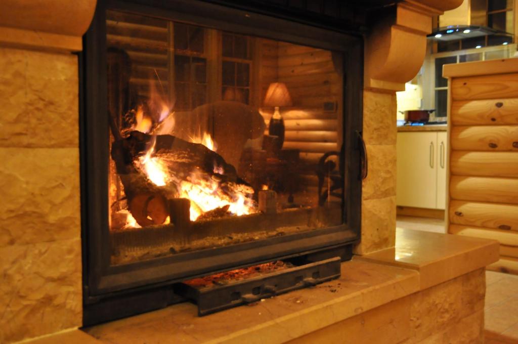 阿尔·阿尔兹Chalet de Charme, Cedars, Lebanon, Balcony Floor的壁炉里放着火鸡烘烤