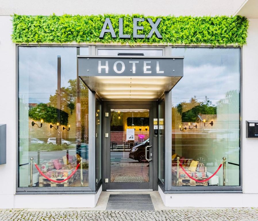 柏林Hotel Alex Berlin的大楼前的酒店标志