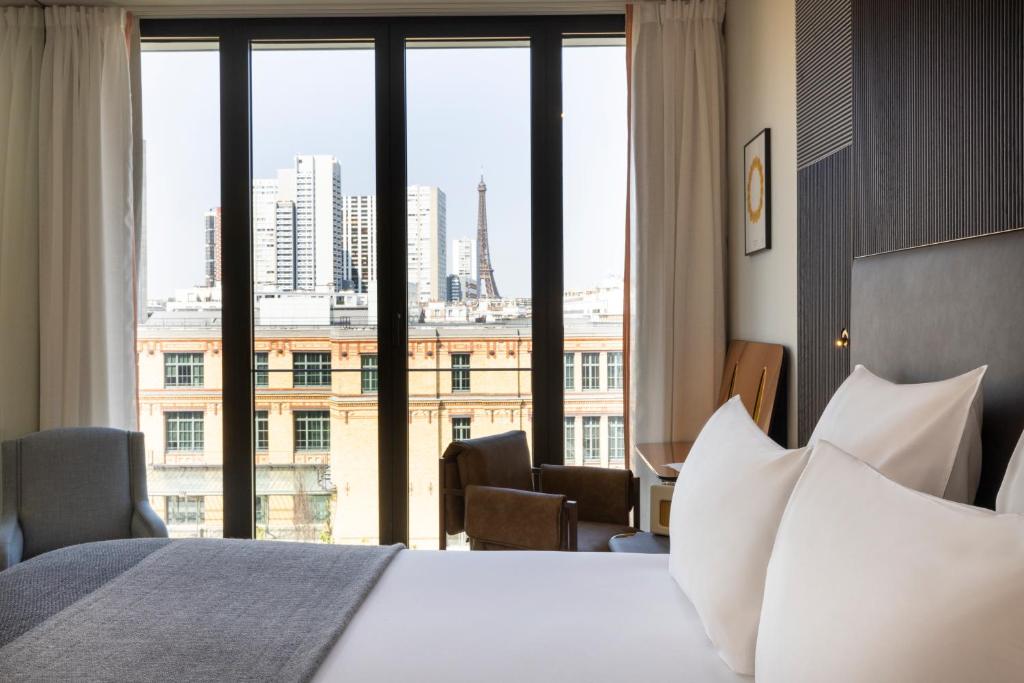 巴黎Quinzerie hôtel的酒店客房设有一张床和一个大窗户