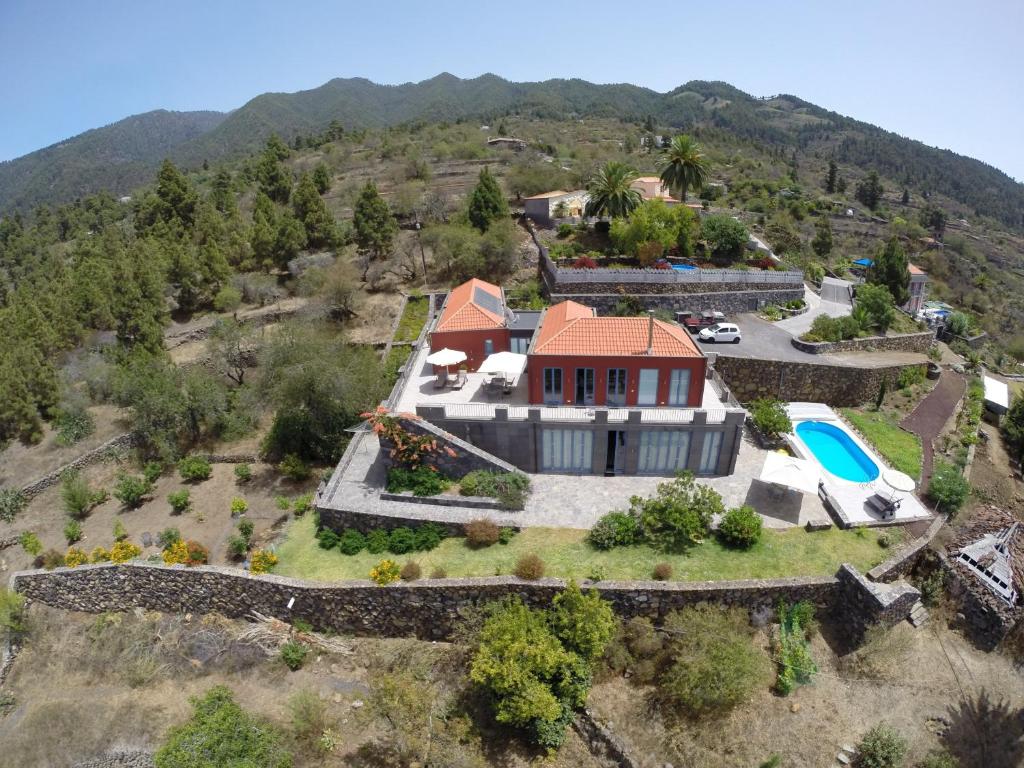 蒂哈拉费Villa Atlantico - beheizter Pool, Sauna的山丘上房屋的空中景致