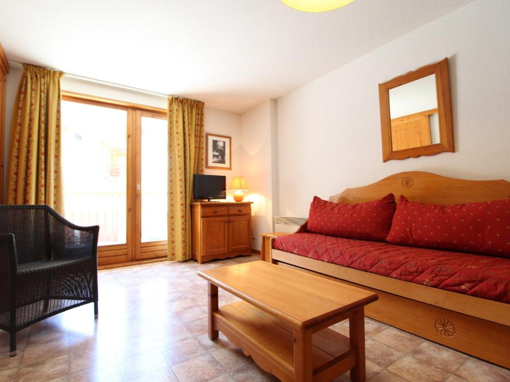 兰斯勒维拉德Appartement Lanslevillard, 2 pièces, 6 personnes - FR-1-508-107的客厅配有红色的沙发和桌子