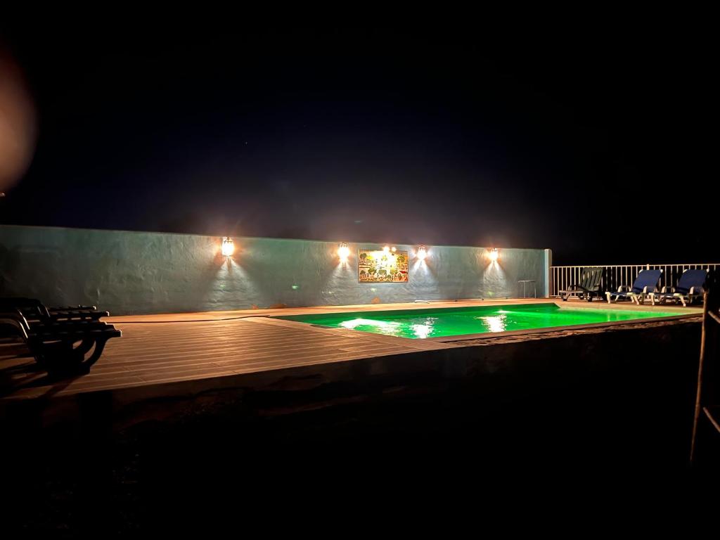 雷根古什-迪蒙萨拉什Casa da Eira的一个夜晚有灯光的空游泳池