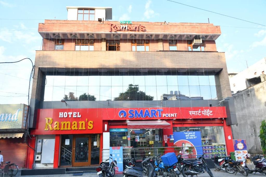 JagādhriHotel Raman's的停在前面的摩托车商店