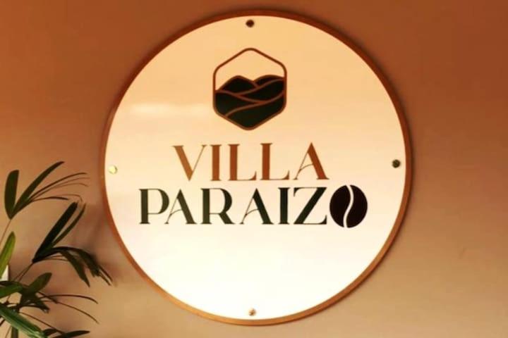 里贝朗克拉鲁Pousada Villa Paraizo的墙上的镜子,上面标有读别墅伞的标志