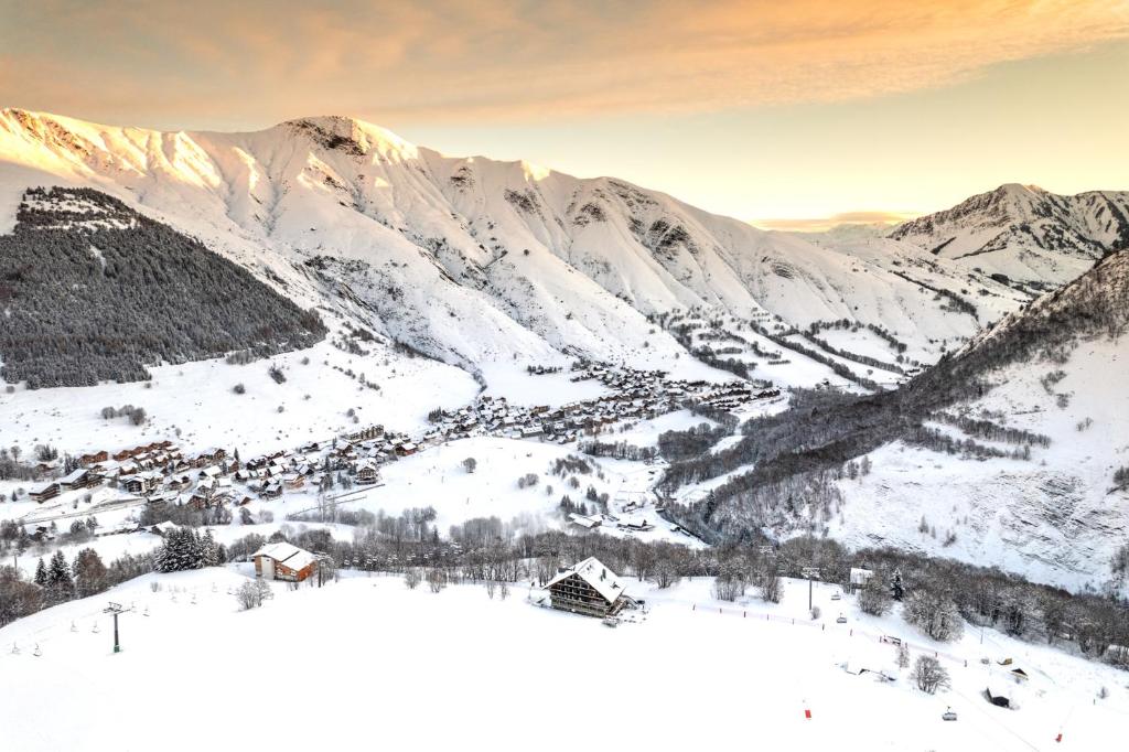 圣索林达尔沃Les Cèdres - Hôtel - Restaurants - Spa的山地雪地滑雪胜地