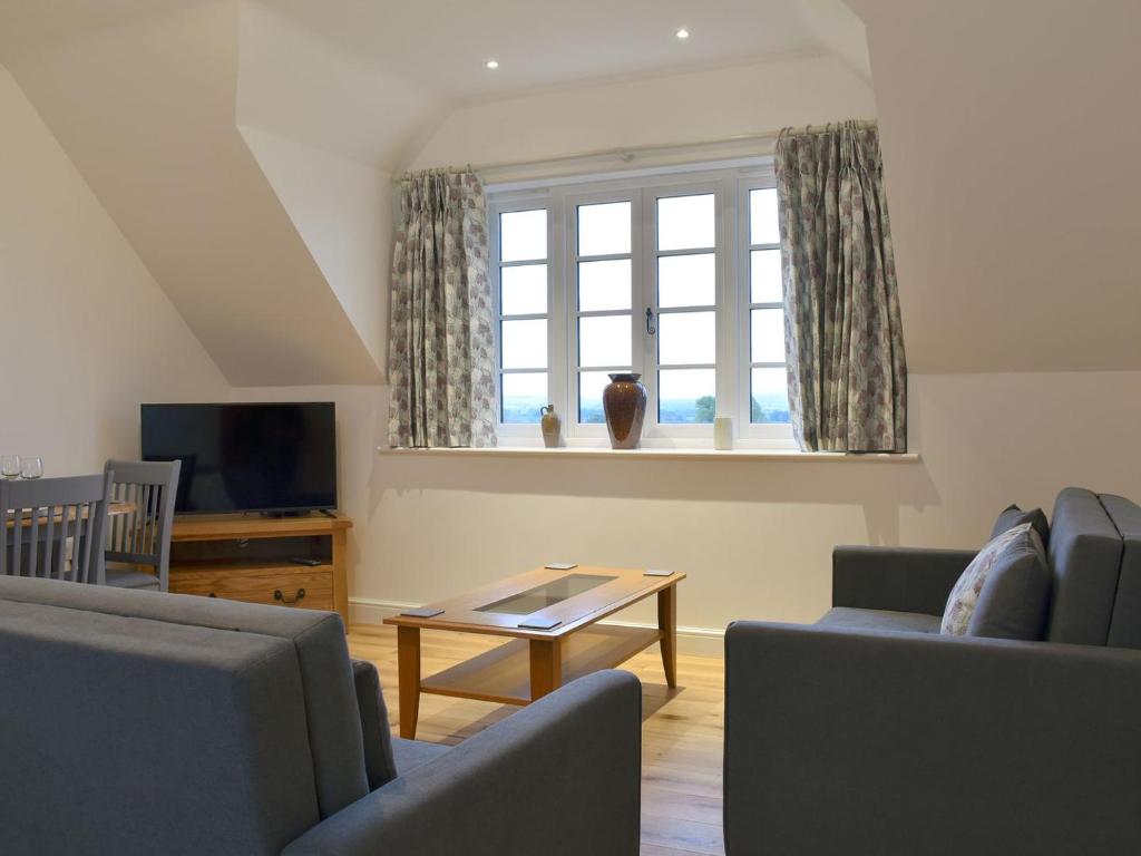 MarnhullThe New Inn Barn-uk31813的客厅设有两张沙发、一张桌子和一个窗户