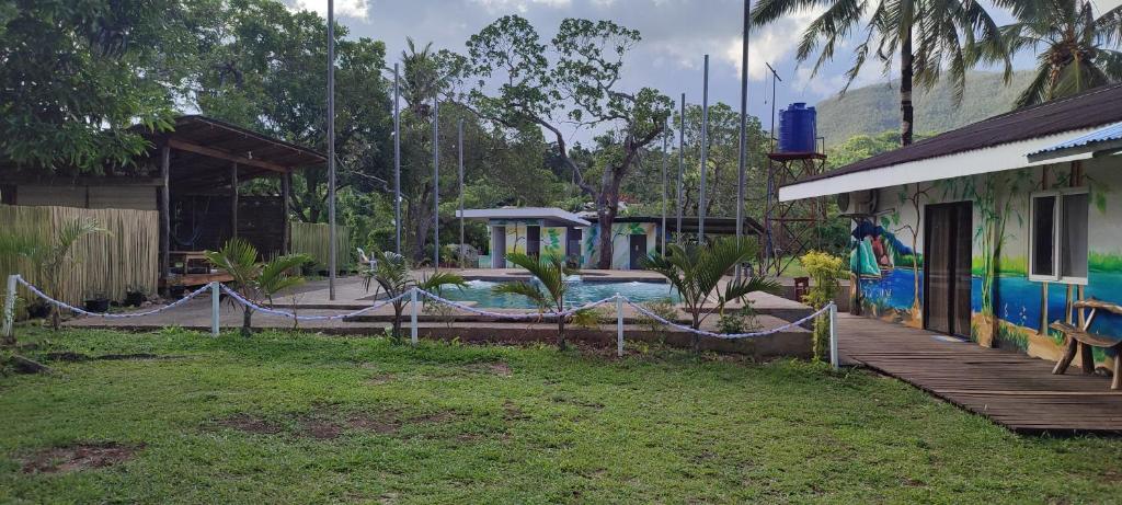 BacunganEco greene farm的一个带游泳池和房子的度假胜地
