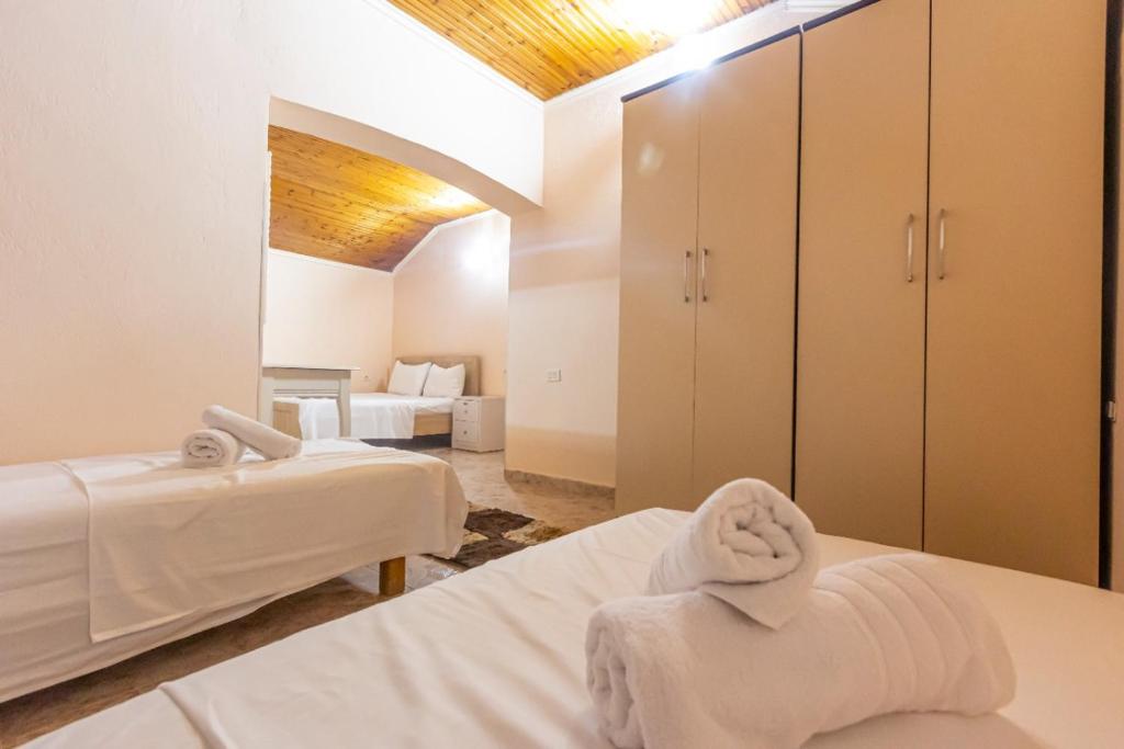 地拉那Relax Hostel的一间卧室配有两张床和镜子