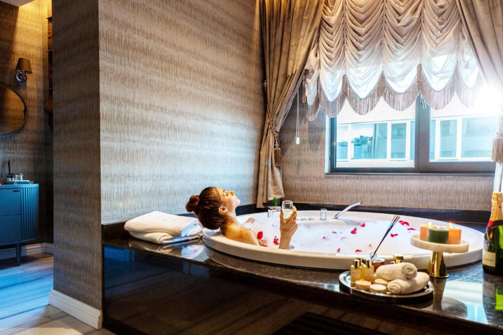 伊斯坦布尔Hotel De Reve Galata-Special Class的躺在浴缸里的女人