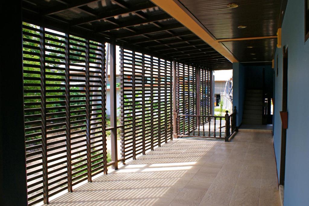波普托V Condominium Samui的建筑一侧带木百叶窗的走廊