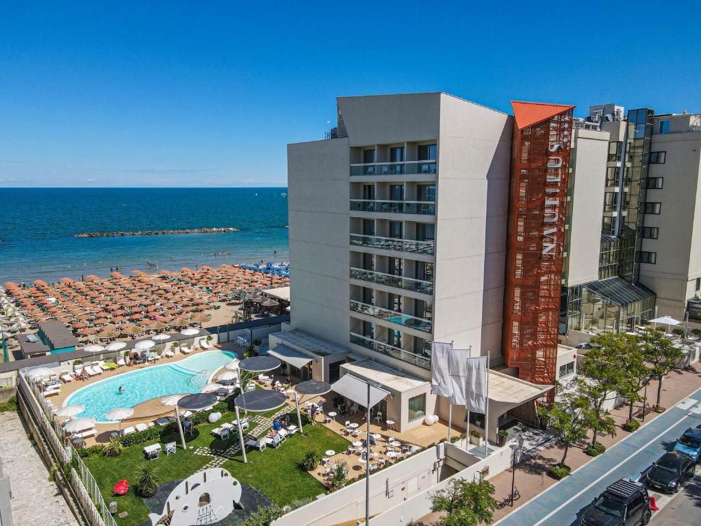 佩萨罗挪特乐思家庭酒店的享有酒店和海滩的空中景致