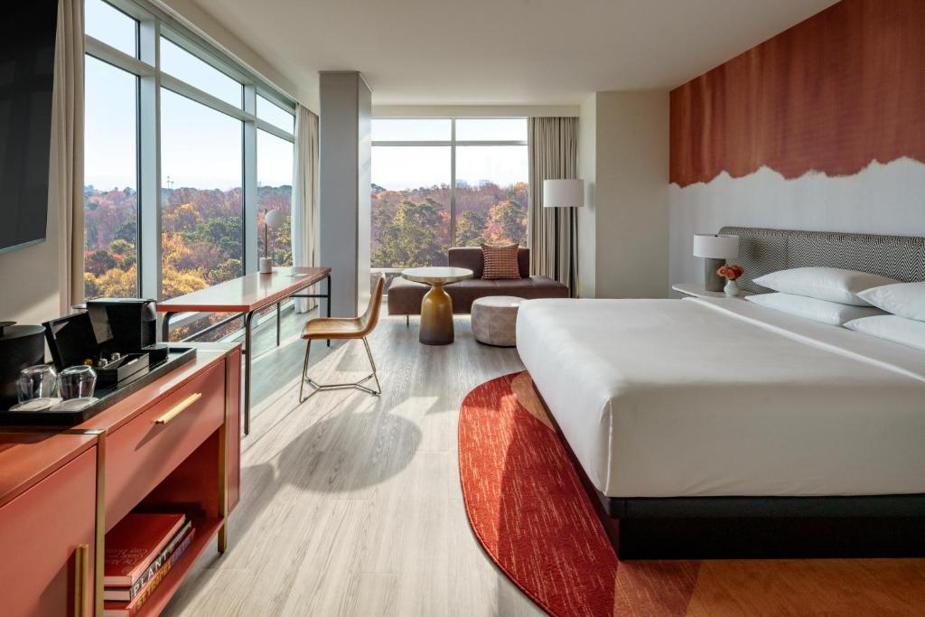 亚特兰大Hyatt Centric Buckhead Atlanta的酒店客房设有一张大床和一张书桌。