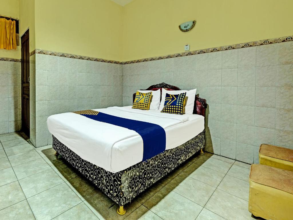 三宝垄OYO Life 91677 Hotel Citra Dewi 3的一间卧室,卧室内配有一张大床