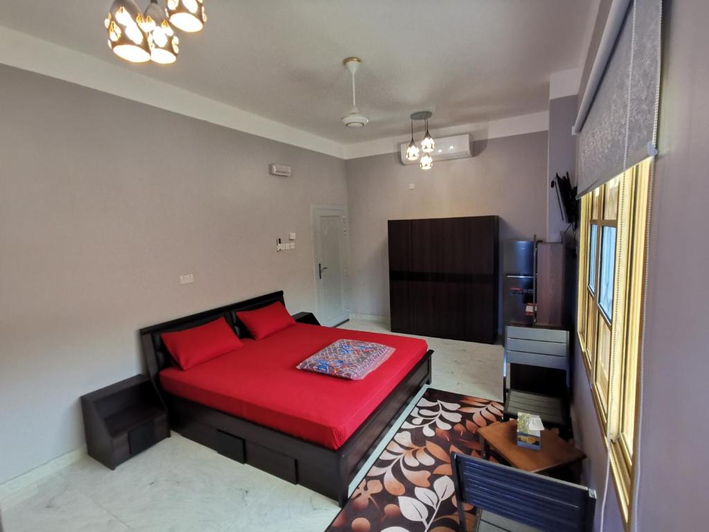 阿尔哈姆拉艾尔哈姆拉宾馆的一间在房间内配有红色床的卧室