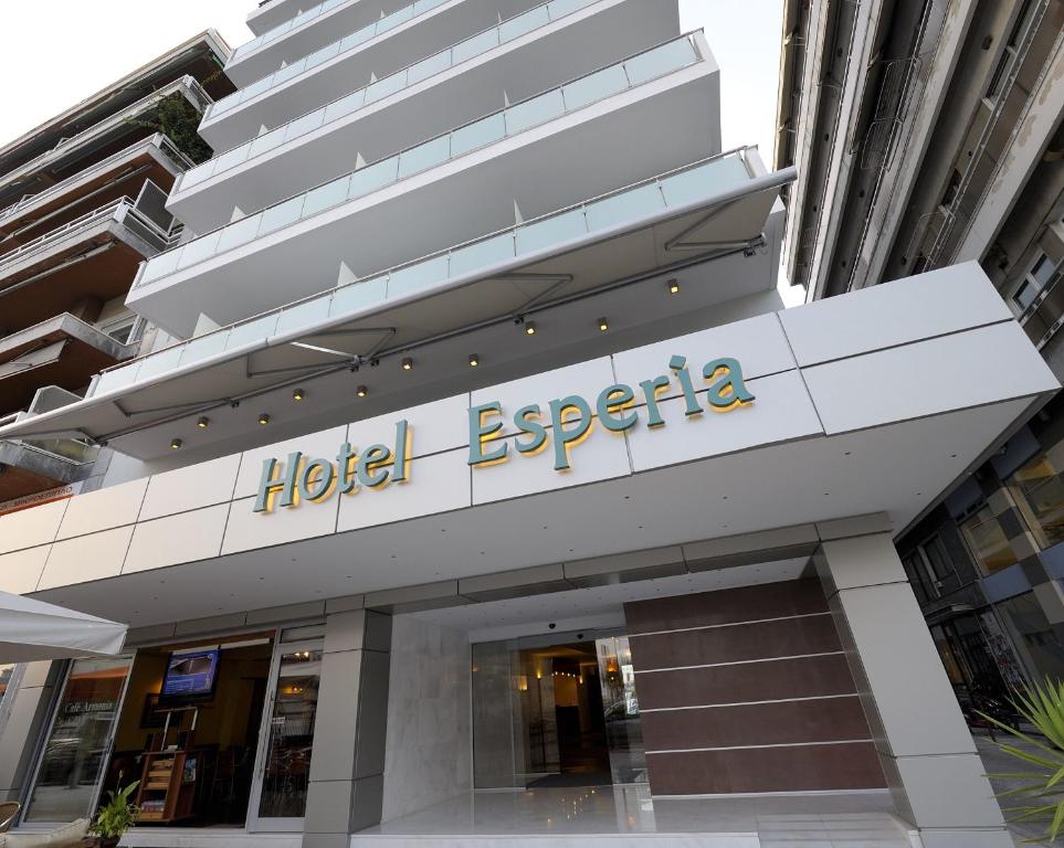 卡瓦拉埃斯佩里亚酒店的建筑前方的酒店自私标志