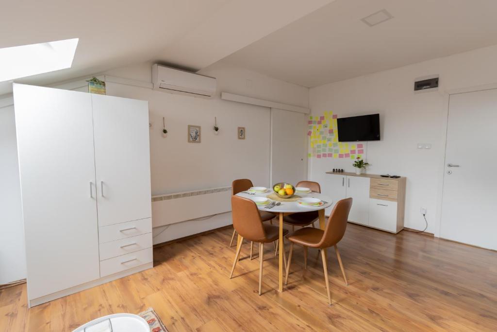 萨格勒布Hill apartman - MAKSIMIR Rebro的厨房以及带桌椅的用餐室。