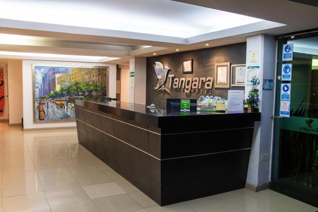 佩雷拉Hotel Tangara Pereira的商场里的一个收银台,墙上挂着一幅画