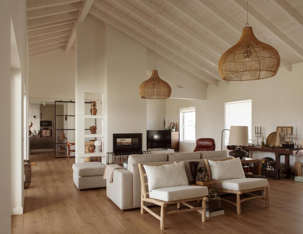 CavaleiroCasa da Courela的客厅配有沙发和椅子