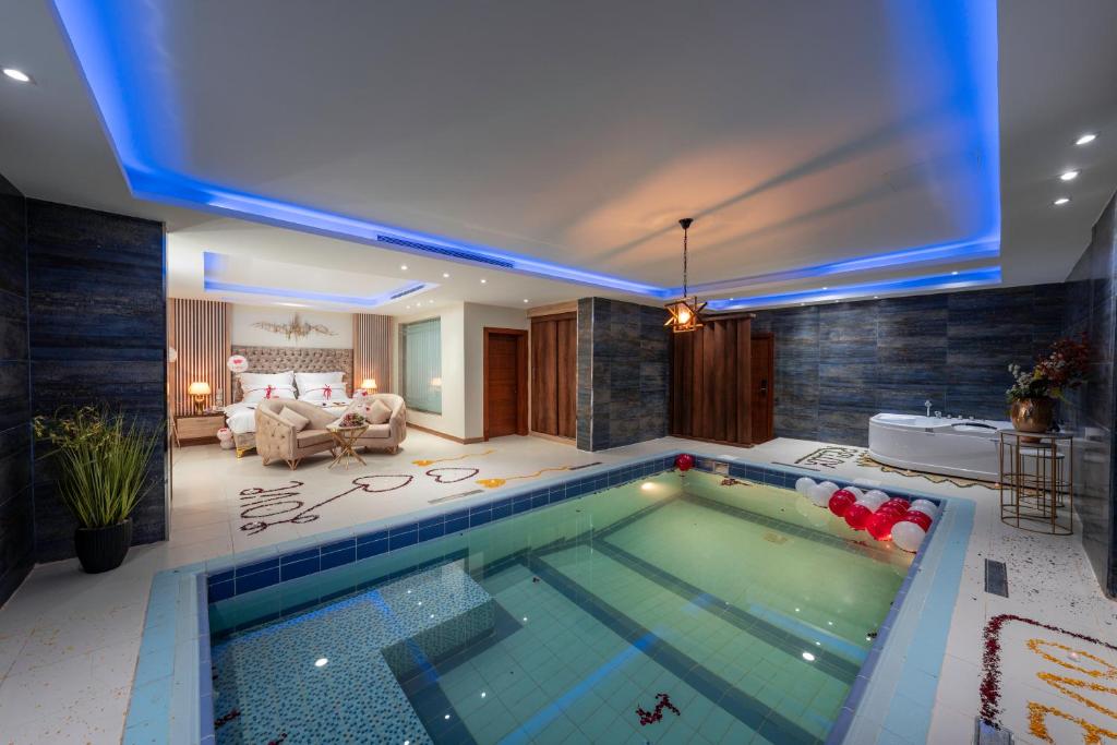 吉赞فندق الرؤية الجديدة的客厅里的一个大型游泳池