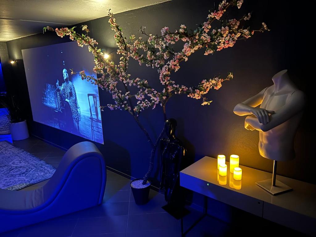 考纳斯Jacuzzi Cinema loft的客厅配有桌子和一棵带灯的树