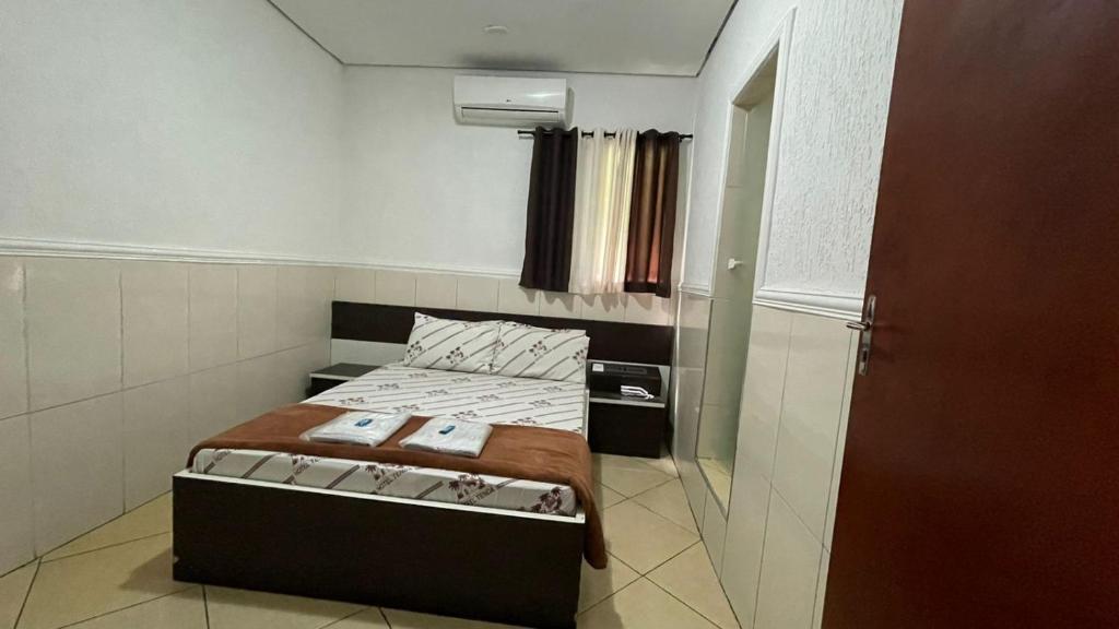 圣保罗Hotel Tenda Brigadeiro SP的小房间设有床和窗户