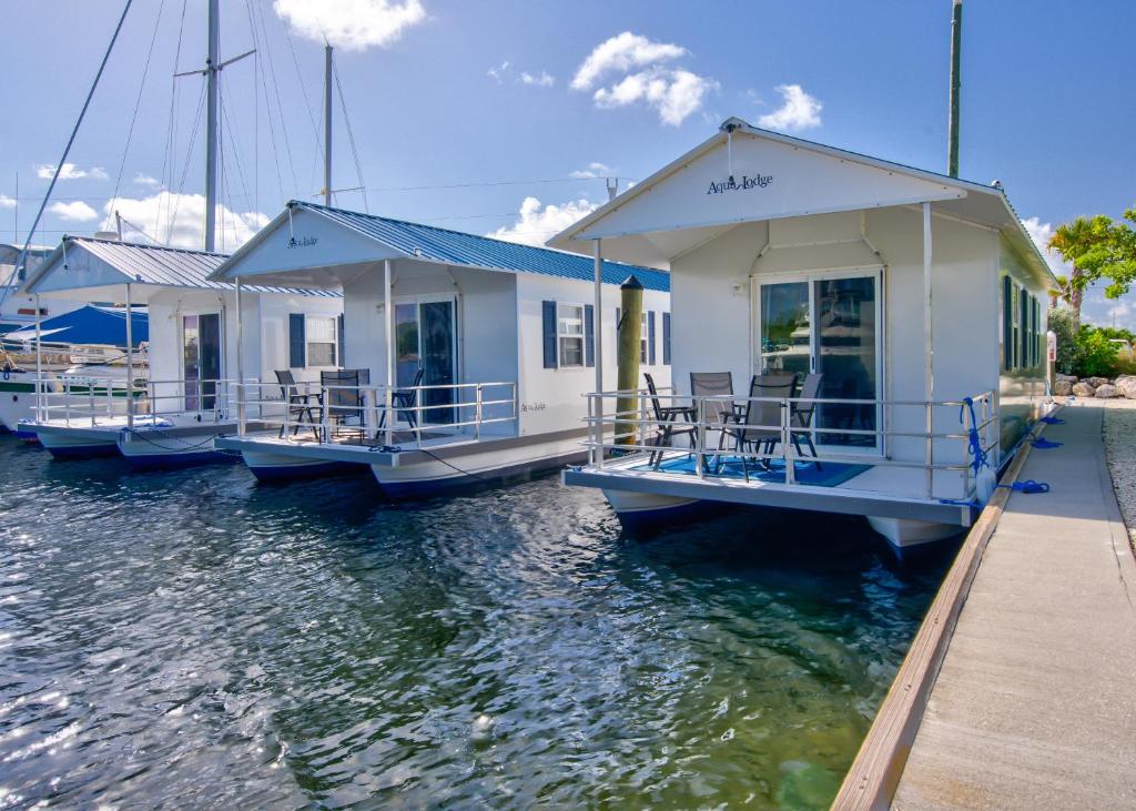 马拉松Aqua Lodges at Coconut Cay Rv and Marina的水面上一排房子