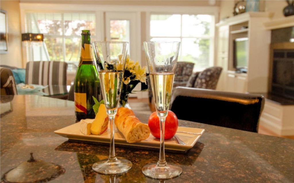 夸利库姆海滩皇冠庄园精品别墅酒店的桌子上放两杯香槟和面包