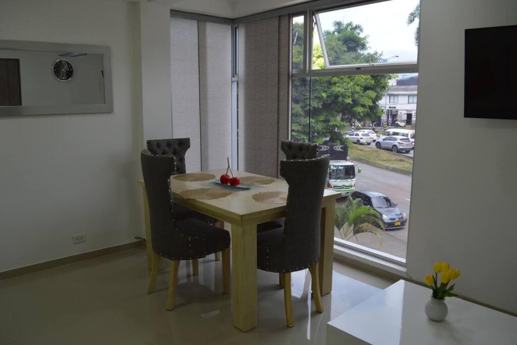 佩雷拉Acogedor Apartamento, excelente ubicación. Pereira的享有街景的餐桌和椅子