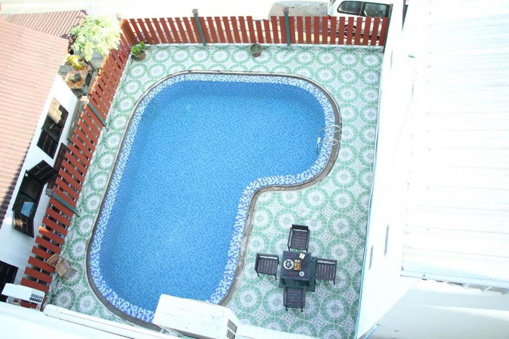 万荣Vang Vieng Freedom Star's Hotel的享有大楼游泳池的顶部景致