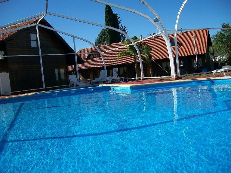 特玛斯德戴曼代曼特马尔酒店的一座大蓝色游泳池,位于房子前