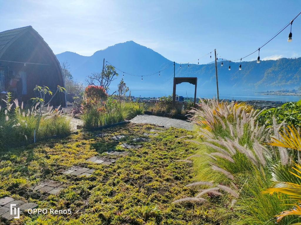 BangliBatur Water Park Villa的花园以植物和山脉为背景