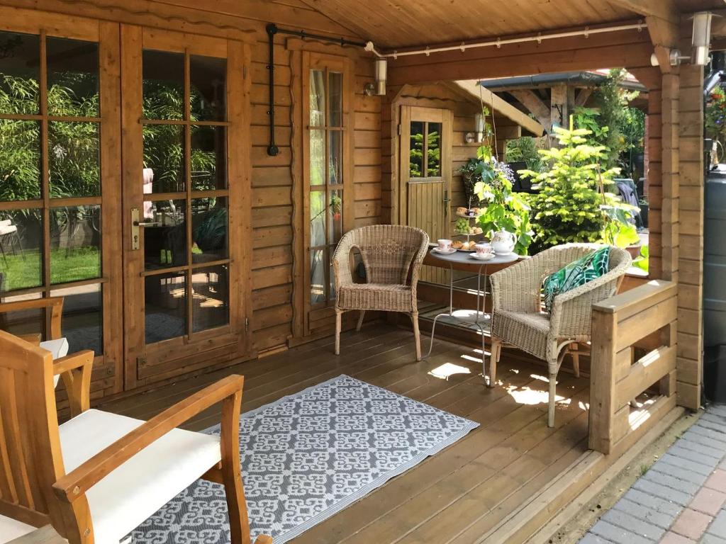 雷纳姆Oakwell Lodge的小屋的门廊配有桌椅