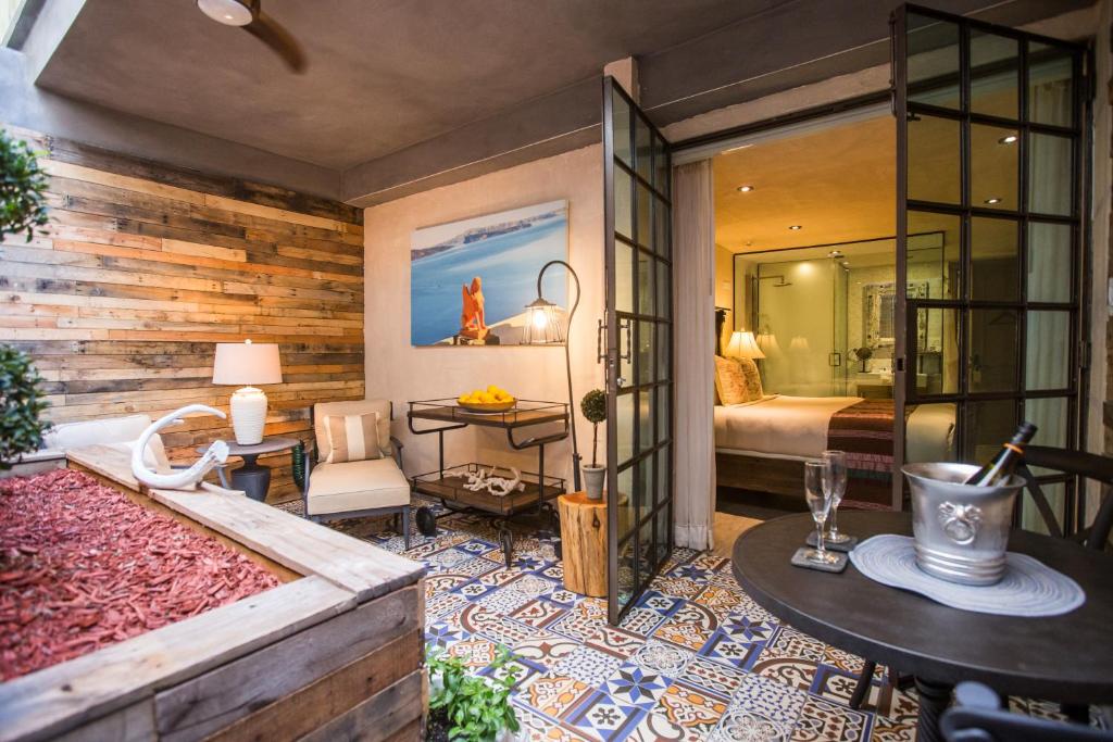 圣胡安奥利弗精品酒店 - 世界小型豪华酒店集团的一间卧室、一张床和一张桌子